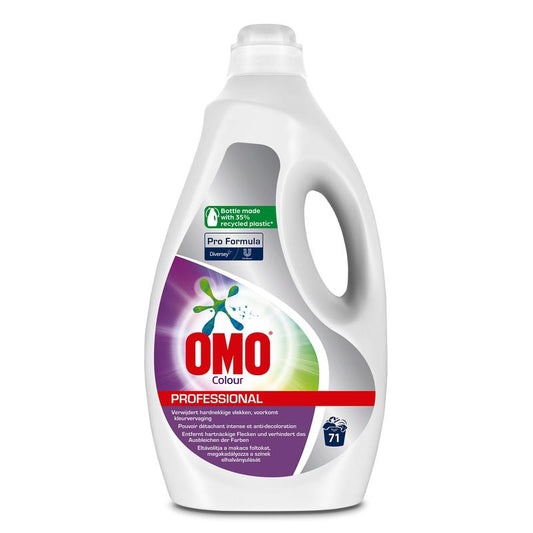 Eine weiße 5L Flasche Omo Professional Colour Flüssig Buntwaschmittel von Diversey Deutschland GmbH & Co. OHG, mit einem Henkel und Etiketten: "Pro Formula", "71 Waschgänge" und "Flasche aus recyceltem Kunststoff" in lila, grün und rot.