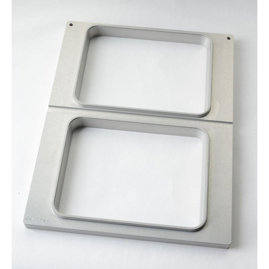 Die Duni GmbH Kassette DF15/25 für CPET Schalen 960-1500 ml - 2-nutzig ist ein rechteckiger Metallrahmen mit zwei vertikal angeordneten Öffnungen, gebürstetem Finish und abgerundeten Kanten - perfekt für die Aufbewahrung von CPET Schalen auf jeder weißen Oberfläche.