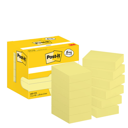 Eine gelbe Schachtel Post-it® Notes, Gelb, 38 mm x 51 mm von 3M Deutschland GmbH steht neben zwölf Stapeln mit der Aufschrift "8 Blöcke + 4 Gratis", jede Packung enthält 100 Blatt/Block, in einer Kartonverpackung mit PEFC-Zertifikat.