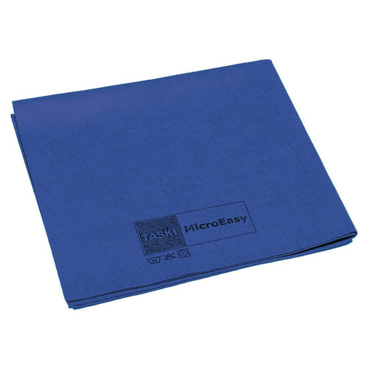 Ein gefaltetes blaues TASKI MicroEasy Mikrofasertuch 38 x 37 cm von Diversey Deutschland GmbH & Co. OHG verfügt über fortschrittliche Mikrofasertechnologie, mit „TASK MicroEasy“ und Pflegesymbolen, die für eine effektive Reinigung in einer Ecke mit schwarzer Tinte aufgedruckt sind.