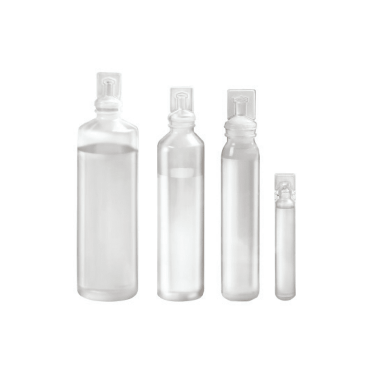 Vier transparente B. Braun NaCl 0,9% Ecolav® Topische Spüllösung-Flaschen, hergestellt von B. Braun Deutschland GmbH & Co. KG, sind von der größten zur kleinsten in einer Reihe angeordnet. Jede Flasche ist für eine 0,9%ige NaCl-Lösung ausgelegt und verfügt über einen versiegelten, flachen Verschluss mit minimalistischem Design ohne sichtbare Etiketten oder Markierungen.