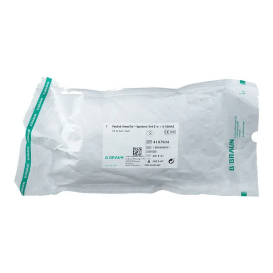 Eine durchsichtige Kunststoffverpackung trägt das B.Braun-Logo, Produktdetails und Barcodes auf weißem Hintergrund und enthält das Perfusor Omnifix-Spritzenset mit der Bezeichnung „B.Braun ProSet Intrafix® Primeline Omnifix-Spritzen Set 20 ml LL | 1 Stück“ von B. Braun Deutschland GmbH & Co. KG.