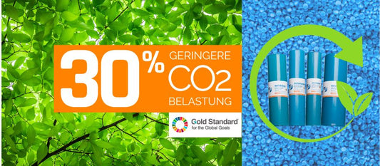 Werbebild, das eine Reduzierung der CO2-Emissionen um 30 % zeigt, mit einer Zertifizierung als „Gold Standard for the Global Goals“. Der Hintergrund besteht aus grünen Blättern und einer Nahaufnahme von blauen Kunststoffpellets. Dargestellt sind zylindrische Behälter innerhalb eines grünen Recyclingpfeils. Text auf Deutsch.