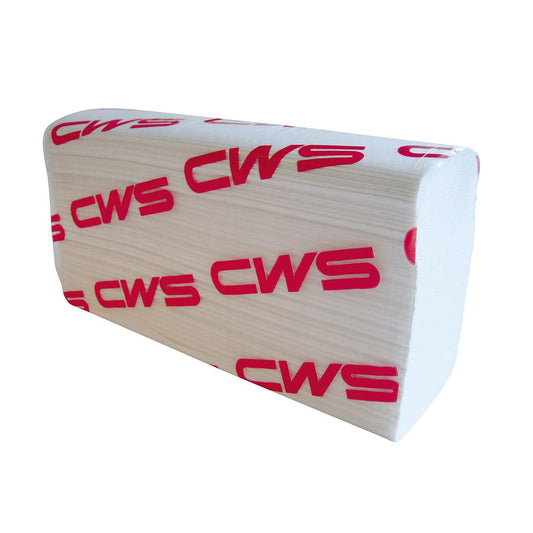 Ein Stapel weißer CWS Faltpapier Zick-Zack Recycling-Papiertücher, 2-lagig, mit roter Aufschrift "CWS" auf jedem Blatt - ideal zum hygienischen Händetrocknen. Erhältlich als Karton (25 Packungen), Marke: CWS.