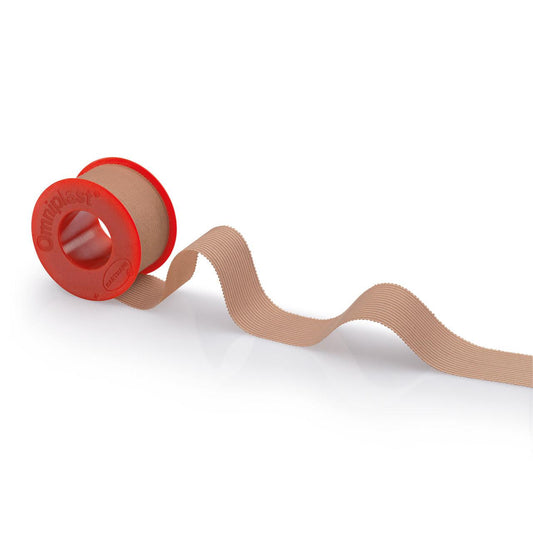 Eine Rolle beiges Hartmann Omniplast® Spulenpflaster mit einem roten Spender mit der Aufschrift „Paul Hartmann AG“ auf weißem Hintergrund. Das Band läuft wellenförmig zur rechten Seite des Spenders ab.