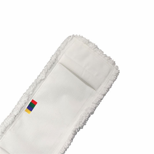 Eine Nahaufnahme des Arcora Micro Easy Db-Fc Mopp Weiss Mit Deckblatt von Arcora International GmbH, einem weißen, rechteckigen Mikrofasermopp mit strukturierten Kanten und einem kleinen Anhänger mit vier farbigen Streifen: rot, gelb, grün und blau.