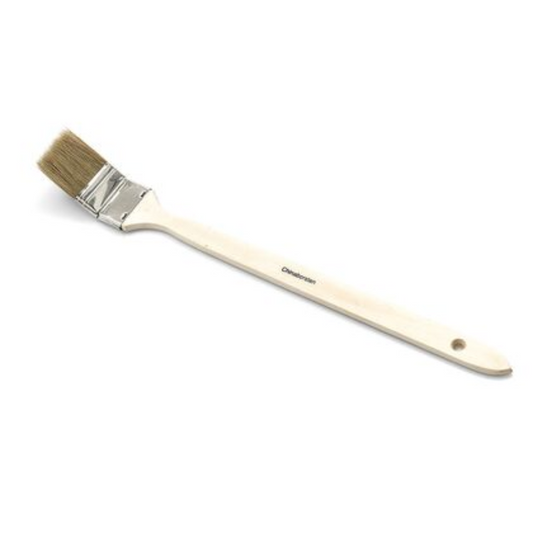 Der Nölle Profi Brush Industrie-Heizkörperpinsel von Nölle Profi Brush Bürsten- & Pinseltechnik e.K. Verfügt über einen beigen Holzgriff, braune Borsten, ein ergonomisches Design mit Aufhängeloch und eine silberne Metallzwinge zur Sicherung der hellen Borstenmischung.