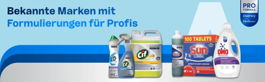 Werbebanner mit dem Text ‚Bekannte Marken mit Formulierungen für Profis‘. Davor eine Reihe professioneller Reinigungsprodukte der Marken Cif, Sun und Omo in verschiedenen Flaschen, Kanistern und einer Box mit Spülmaschinentabs. Oben rechts ein blaues Siegel mit der Aufschrift ‚Pro Formula – Diversey – Unilever‘.
