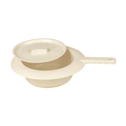 Vor einem weißen Hintergrund ist das Servoprax Stechbecken aus Kunststoff - 300 x 80 mm von Servoprax GmbH abgebildet. Es besteht aus einer beigefarbenen Polypropylenstruktur mit Deckel und Griff. Der Deckel ist leicht geöffnet und bietet einen Blick in das Innere der Bettpfanne, was ihr einfaches und zweckmäßiges Design unterstreicht.