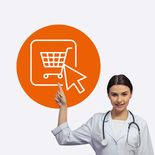 Eine Frau in einem weißen Arztkittel mit einem Stethoskop zeigt nach oben auf einen orangefarbenen Kreis mit einem weißen Einkaufswagen-Symbol und einem großen Cursor-Pfeil.