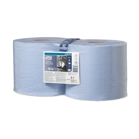 Zwei große Rollen Tork 130081 extra-starke Industrie-Papierwischtücher Premium, in transparentem Kunststoff verpackt, sind ideal zum Entfernen von Öl, Fett und Schmierstoffen. Das Etikett enthält Produktinformationen, darunter die Marke TORK – Essity Professional Hygiene Germany GmbH und detaillierte Spezifikationen. Diese Tücher sind für die Verwendung mit Tork Maxi Innenabrollungsspendersystemen geeignet.