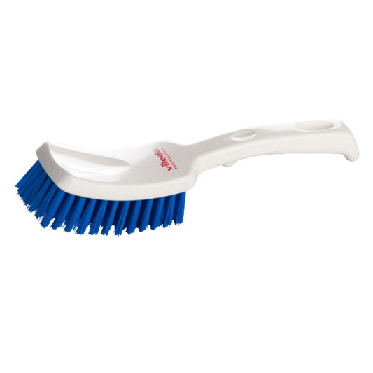 Die Vileda Professional Stielbürste mit kurzem Griff blau von der Vileda GmbH verfügt über hochwertige Borsten und ein praktisches Loch am Griffende zum einfachen Aufhängen.