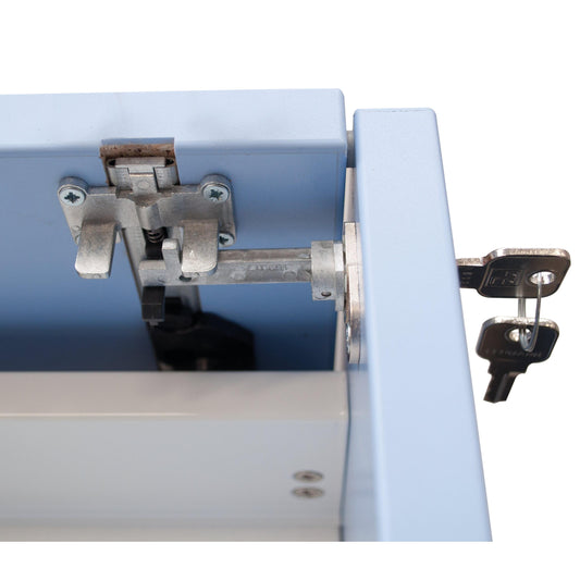 Nahaufnahme eines Novocal Zentralschlosses für alle Auszüge von Novocal, mit zwei Schlüsseln im Schloss an einer hellblauen Metallschublade. Die sichtbare Schließleiste und das Scharnier machen es ideal zum sicheren Abschließen Ihres Schranks.