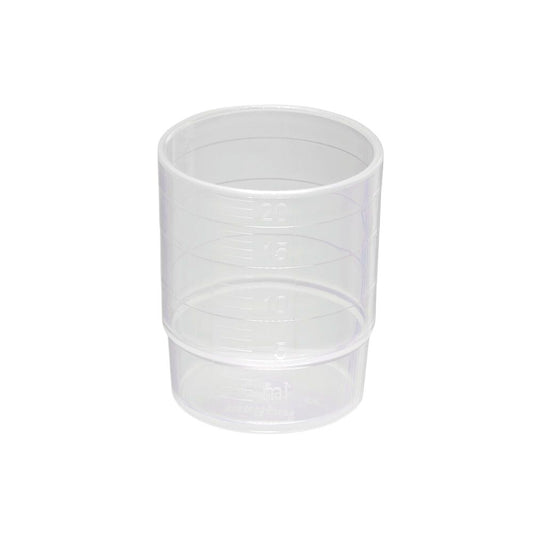 Der melipul MEHRWEG-Medikamentenbecher der Helmut Schwarz GmbH ist ein stapelbarer, 25 ml fassender, durchsichtiger Kunststoffbecher aus Polypropylen (PP) mit präzisen Messmarkierungen und perfekt für den vielseitigen Einsatz in der Küche – alles auf schlichtem weißem Hintergrund.