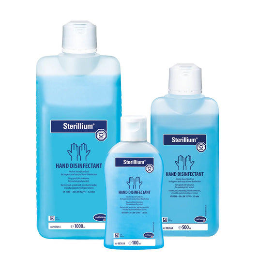 Drei Flaschen Sterillium® Händedesinfektionsmittel in unterschiedlichen Grössen in einer Reihe angeordnet, mit blauer Flüssigkeit und Etiketten mit Produktinformationen der Paul Hartmann AG.