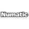 Numatic Logo in schwarzen Kleinbuchstaben mit weißer Umrandung, schlicht auf weißem Hintergrund dargestellt