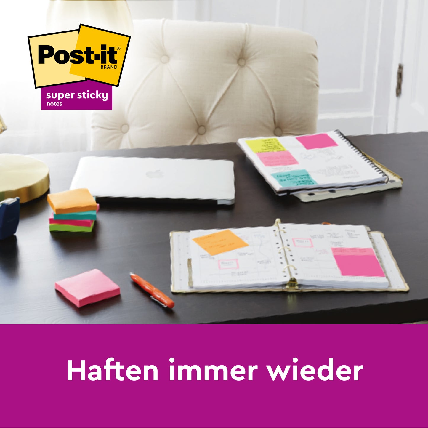 Ein Schreibtisch mit 3M Deutschland GmbH Post-it® Super Sticky Notes (76 mm x 76 mm, 90 Blatt/Block), Notizbüchern, einem geschlossenen Laptop und Stiften. Auf den aufgeschlagenen Notizbüchern sind mehrere Zettel aufgeklebt. Der Text lautet: "Haften immer wieder.