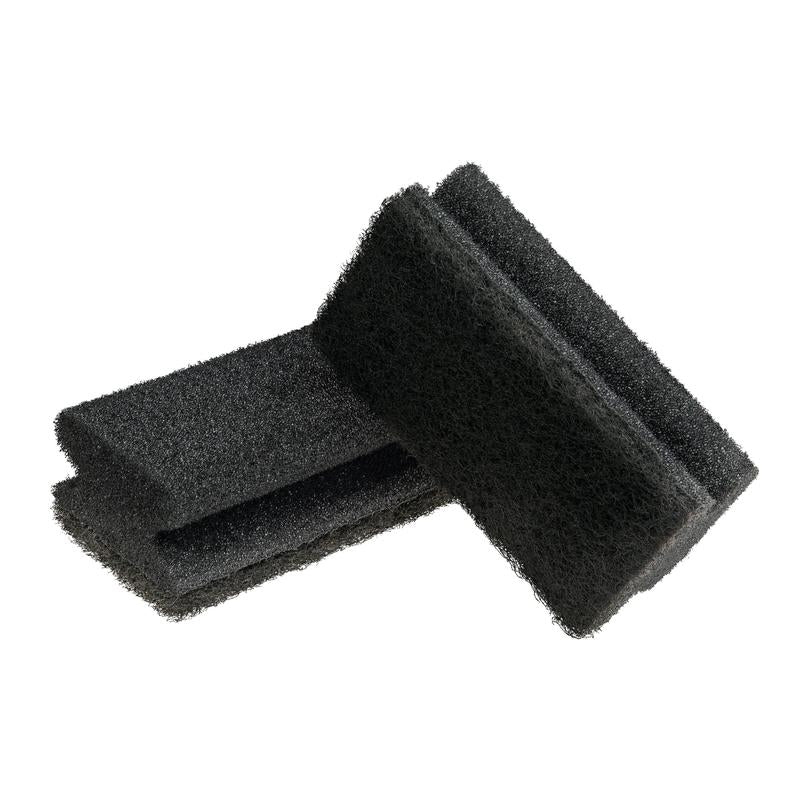 Der 3M Deutschland GmbH Scotch-Brite® Grill Griffschwamm (1 Stück) ist ein schwarzes, rechteckiges Schleifpad mit rauer Textur, das auf weißem Untergrund gestapelt ist - perfekt für die Reinigung von Grills.