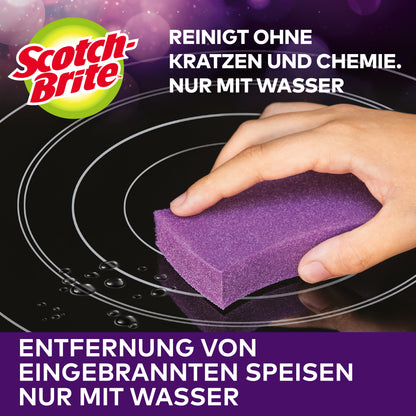 Eine Hand reinigt ein schwarzes Glas-Kochfeld mit dem 3M Deutschland GmbH Scotch-Brite™ Glaskeramik-Reinigungsschwamm (Packung, 1 Stück), der angebrannte Speisen von Glaskeramik-Oberflächen nur mit Wasser entfernt - keine Kratzer, keine Chemikalien.