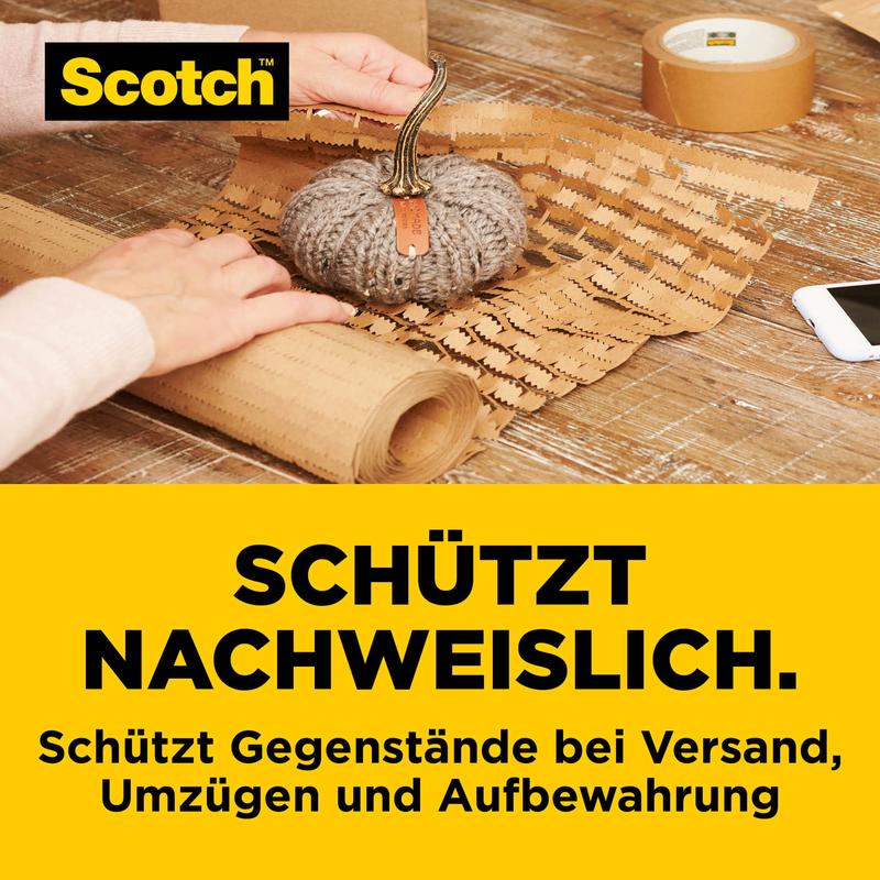 Ein kleiner Zierkürbis wird sicher in Scotch™ Cushion Lock™ Schutzverpackung (30,4 cm x 9,14 m) von 3M Deutschland GmbH eingewickelt. Auf dem Tisch liegen Klebeband und eine Luftpolsterfolie.