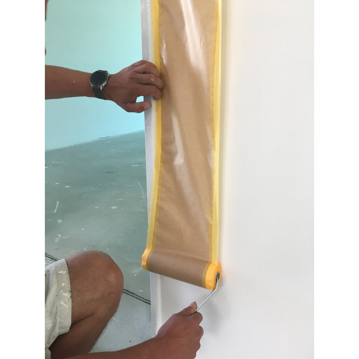 tesa Professional 4451 Easy Cover Spray, 25 m x 200 mm, brown – Application