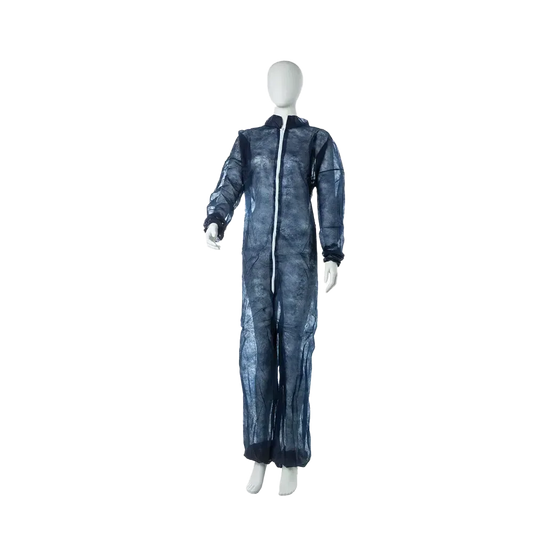 Eine weiße Schaufensterpuppe zeigt den MED-COMFORT PP-Overall mit Stehkragen in Blau der AMPri Handelsgesellschaft mbH, einen Ganzkörper-Overall mit langen Ärmeln und Frontreißverschluss, vor einem schlichten weißen Hintergrund.