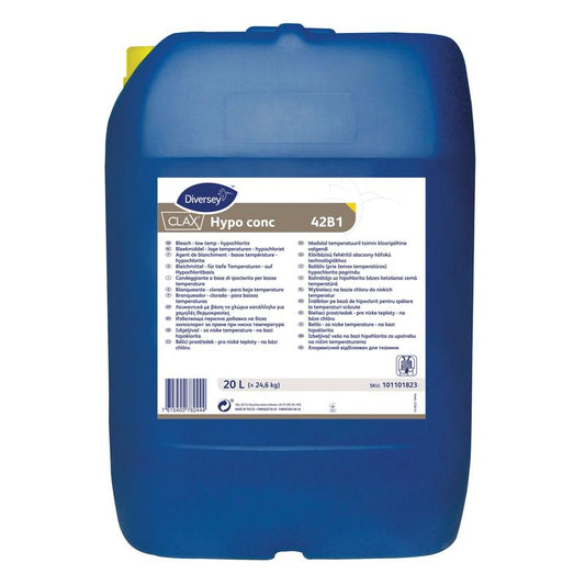 Ein blauer 20-Liter-Kanister Clax Hypo conc 42B1 von Diversey Deutschland, ein flüssiges Bleichmittel auf der Basis von Natriumhypochlorit, mit einem großen weißen, mehrsprachigen Etikett und einer gelben Kappe. Ideal für gewerbliche Wäschereien.