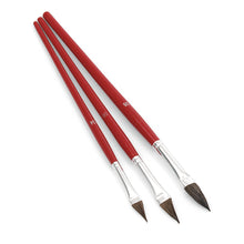 Drei Nölle Profi Brush Ausbesserungspinsel von Nölle Profi Brush Bürsten- & Pinseltechnik e.K., Gr. 4-8, mit rotem Stiel, Silberzwinge und feinen Naturhaaren sind auf weißem Grund für präzise Ausbesserungen angeordnet.