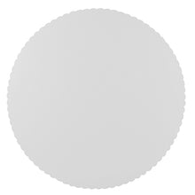 Die PAPSTAR 100 Tortenunterlagen, Pappe „pure“ rund der PAPSTAR GmbH ist eine schlichte, runde weiße Tortenunterlage mit gewelltem Rand, ideal für die professionelle Tortenpräsentation im Gastronomiebereich.