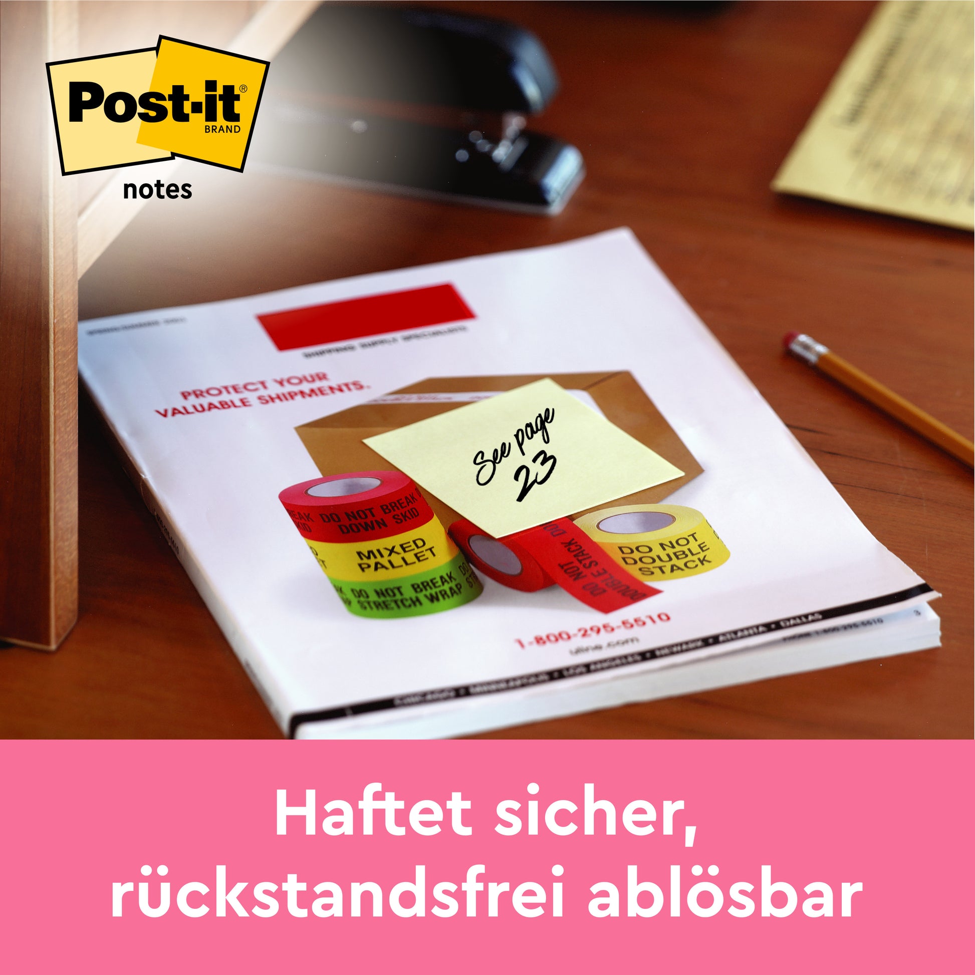 Eine 3M Post-it® Notiz, Gelb, 76x76mm (aus dem Aktionspack mit 14 Blöcken + 4 Super Sticky Gratis), liegt auf einem Umschlag am Schreibtisch. "Haftet sicher, rückstandsfrei ablösbar" steht unten auf Deutsch.