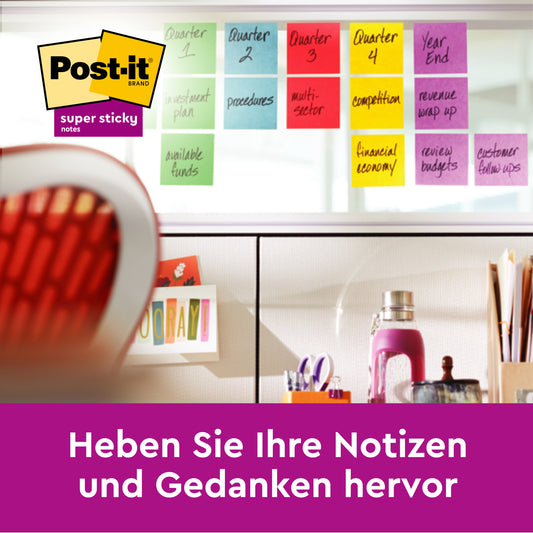 Eine Glaswand ist mit Post-it® Super Sticky Notes (63,5 mm x 76 mm, verschiedene Farben, 90 Blatt/Block, 8 Blöcke/Packung) von 3M Deutschland GmbH beklebt. Oben links ist das Post-it Logo und unten ein lila Balken mit dem Text: "Heben Sie Ihre Notizen und Gedanken hervor.