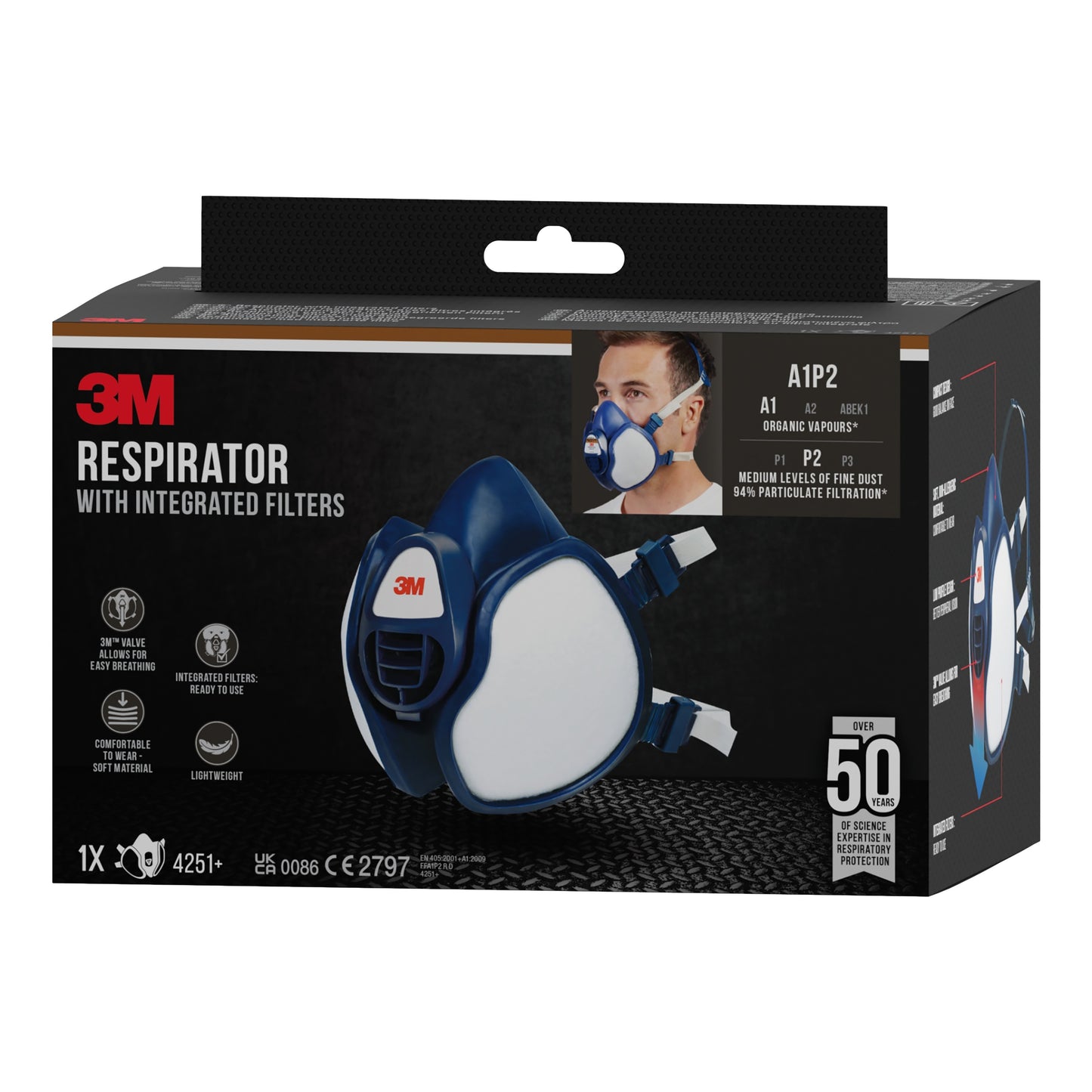 Die 3M™ Atemschutzmaske mit integrierten Filtern von 3M Deutschland GmbH ist auf dem Karton abgebildet, der die Maske beim Tragen zeigt und Merkmale wie 50+ Stunden Schutz und die Modelle 4251+ und 2797 hervorhebt.