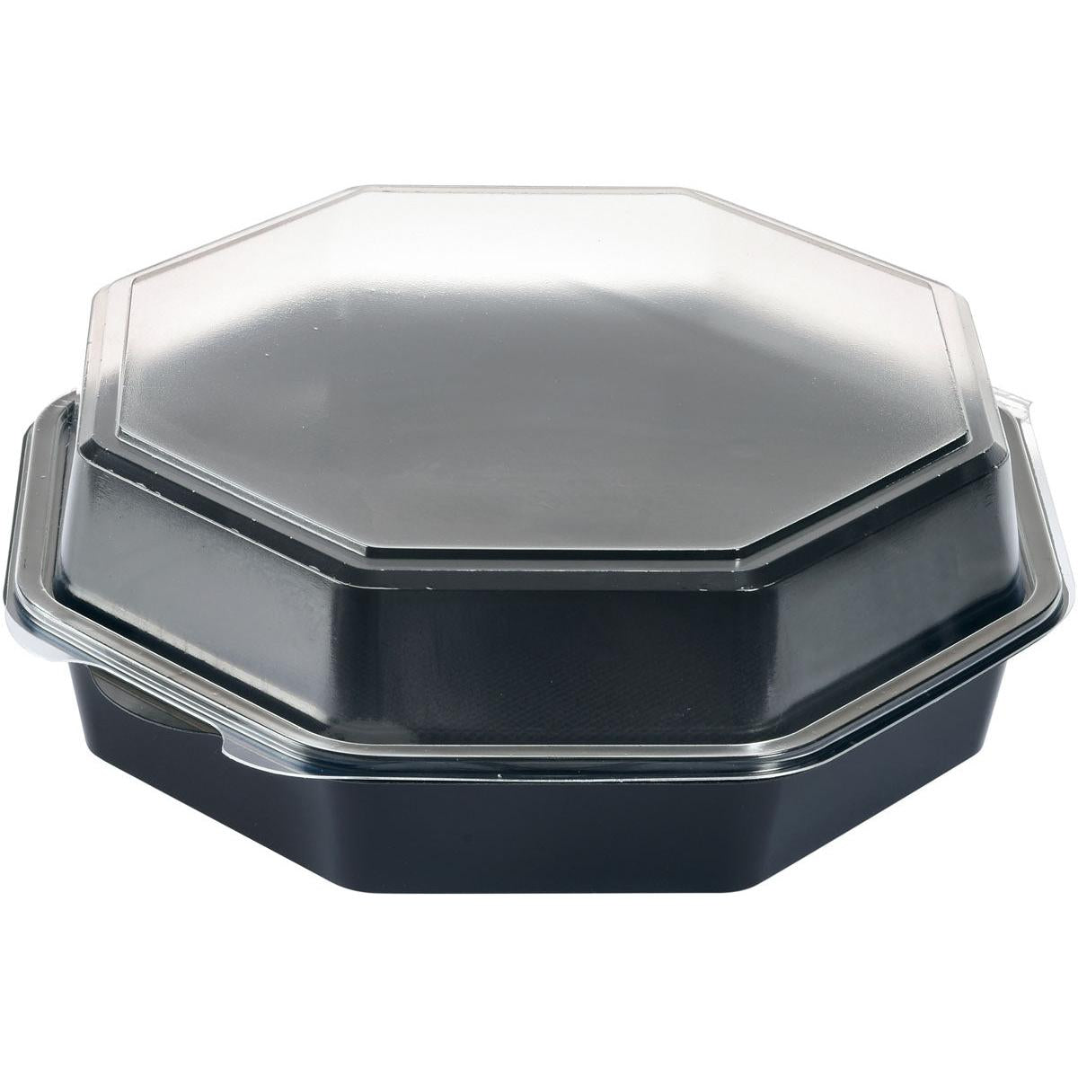 Eine Duni GmbH Octaview® Schwarz/Transparent 230x230x80 mm Box (Packung 180 Stück) mit klarem Deckel wird aus einem leicht erhöhten Winkel auf Weiß gezeigt - ideal als transparente Aufbewahrungs- oder Präsentationsbox für frische Speisen.