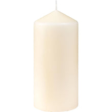 Ein schlichter weißer Stumpenkerzen (ca. 40h, 130 x 60 mm) der Duni GmbH steht aufrecht mit einem zentrierten Docht vor weißem Hintergrund.