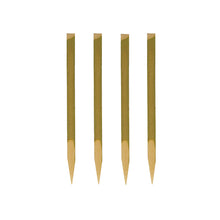 Vier PAPSTAR Fingerfood-Spieße (11 cm, Naturholz) der PAPSTAR GmbH sind vor weißem Hintergrund senkrecht angeordnet - jeweils mit spitzem Ende und flacher Oberseite. Perfekt für Partys, sind diese 200-teiligen Tabletts nachhaltig und biologisch abbaubar.