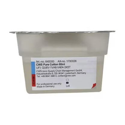 Ein rechteckiger Kunststoffbehälter mit der Aufschrift "CWS ParadiseLine Waschraumduft für Duftspender Paradise Air Bar", mit weißer und grauer Verpackung sowie blauen und roten Akzenten. Ideal für Duftspender, Herstellerangaben auf der Vorderseite. Marke: CWS.