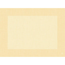 Ein hellgelber und beiger Kreuzschraffur-Hintergrund spiegelt die sanfte, subtile Eleganz der Dunicel-Tischsets 30 x 40 cm Linnea creme (Packung 100 Stück) der Duni GmbH wider, ideal um jeder Tischdekoration einen raffinierten, gerahmten Touch zu verleihen.