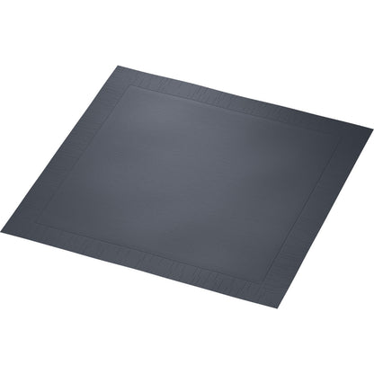 Ein dunkelgraues, quadratisches Passepartout (40 x 40 cm) mit strukturierter Oberfläche und erhabenem Rand, abgebildet auf Weiß - in Anlehnung an das hochwertige Design der Klassikservietten 40 x 40 cm 4lagig, geprägt 1/4 Falz der Duni GmbH.