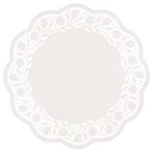 Die PAPSTAR 250 Tortenspitzen rund weiss der PAPSTAR GmbH sind runde weiße Tortenspitzen mit gewelltem Rand und aufwendigem spitzenartigem Muster, ideal für stilvolle Tortenpräsentationen und Tortenspitzen.