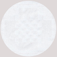 Das PAPSTAR Papiertischtuch Damastprägung (weiß, 100 m x 1,2 m) der PAPSTAR GmbH zeigt ein geometrisches Muster aus dünnen weißen Linien mit Rauten- und Quadratmotiven - ideal für Hochzeiten und festliche Anlässe.