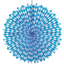 Der PAPSTAR Dekofächer Ø 75 cm, Bayrisch Blau, von PAPSTAR GmbH, zeigt ein blau-weißes Rautenmuster und ist aus schwer entflammbarem Material gefertigt - ideal für die Oktoberfest-Dekoration.