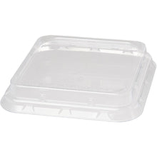 Der Duni GmbH rPET Deckel 900 ml Transparent (156x156x44 mm, Packung mit 40 Stück) ist ein klarer, quadratischer Deckel mit erhöhtem Rand und eingeprägten Recyclingsymbolen, die das recycelte Material hervorheben. Abgebildet vor weißem Hintergrund.