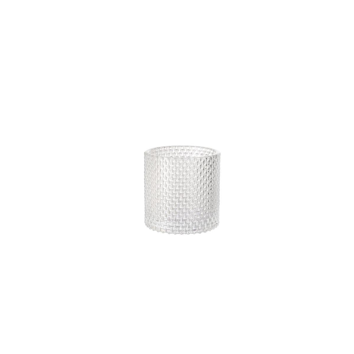 Der Duni GmbH Kerzenhalter Calm 80 x 80 mm ist ein klarer, zylindrischer Kerzenhalter mit einem strukturierten Gittermuster, das mittig auf einem schlichten weißen Hintergrund dargestellt wird.