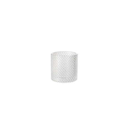Der Duni GmbH Kerzenhalter Calm 80 x 80 mm ist ein klarer, zylindrischer Kerzenhalter mit einem strukturierten Gittermuster, das mittig auf einem schlichten weißen Hintergrund dargestellt wird.