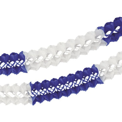 Zwei PAPSTAR Großraumgirlanden (Ø 16 cm, 10 m, schwer entflammbar) in Weiß und Dunkelblau/Weiß der PAPSTAR GmbH ergeben diagonal auf weißem Untergrund ein elegantes Dekor mit zusätzlicher Brandsicherheit.