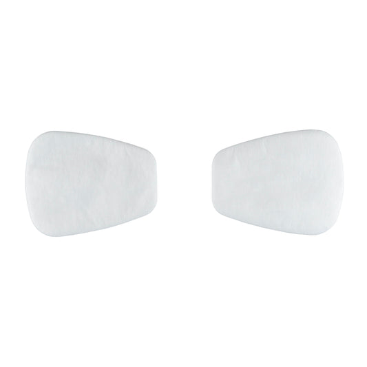 Zwei weiße, unregelmäßig geformte 3M™ Partikelfilter 5925, P2 Pads der 3M Deutschland GmbH sind nebeneinander auf einem einfarbig weißen Hintergrund abgebildet.