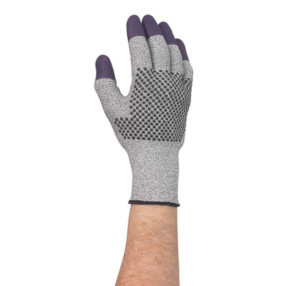 Die linke Hand trägt einen Kimberly-Clark GmbH KleenGuard® G60 Endurapro™ Schnittfeste Handschuhe Level 3 in Grau und Violett mit schwarzen Griffpunkten, einfarbig dunkelgrauen Fingerspitzen, Schnittfestigkeit (Level 3), Gewebematerial und Abdeckung bis zum Handgelenk.