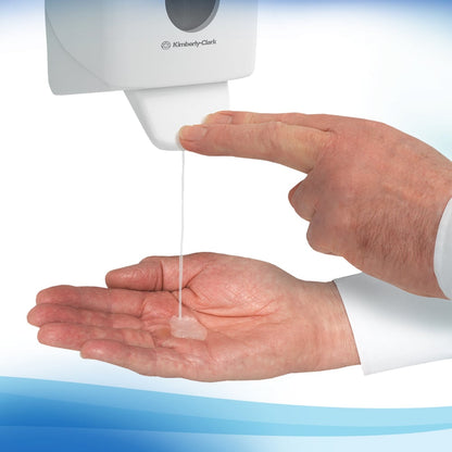 Eine Person gibt den transparenten Scott® Control™ Antibakterieller Handreiniger (1 Ltr Kassette) von Kimberly-Clark GmbH aus einem wandmontierten Spender auf ihre Handfläche zur hygienischen Handreinigung.