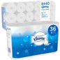 Ein Karton der Kimberly-Clark GmbH mit sechs Packungen Kleenex® Toilettenpapier mit jeweils 6 weißen Rollen (350 Blatt pro Rolle), insgesamt 36 Rollen und 12.600 Blatt; die Verpackung ist weiß-blau gestaltet.