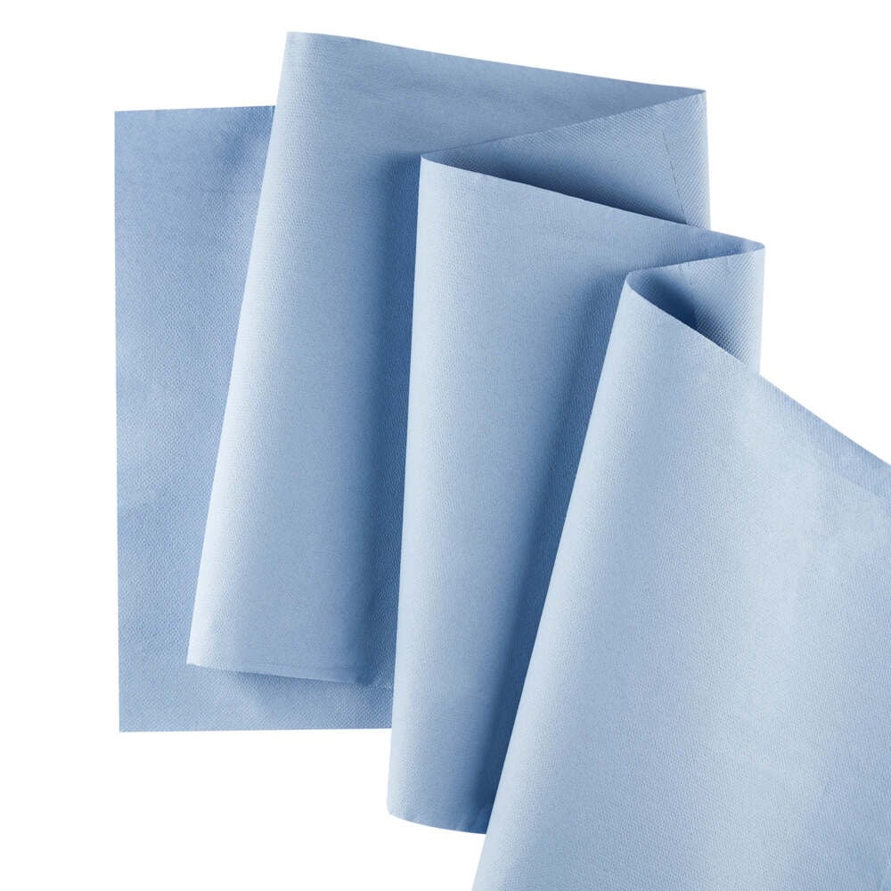 Drei blaue WypAll® L30 Papierwischtücher für die Pflege von Kimberly-Clark GmbH sind akkordeongefaltet und überlappend auf einem einfarbig weißen Hintergrund. Jedes erscheint von der extra breiten und langen Großrolle mit 1000 Blatt pro Karton.